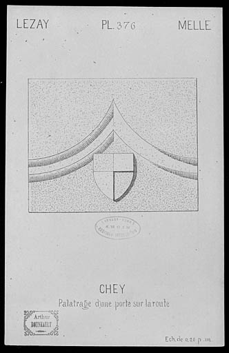 Blason sculpté sur le linteau d'une porte.