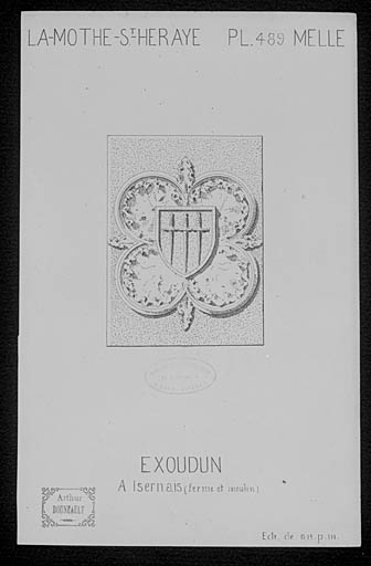 Pierre avec blason sculpté sur l'élévation ouest du logis.