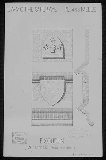 Deux pierres avec blasons sculptés.