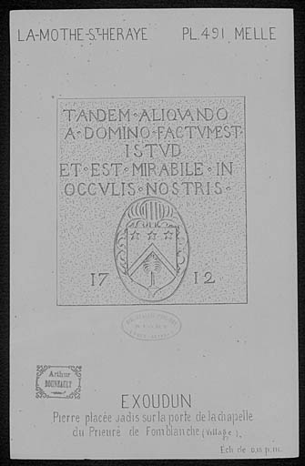 Inscription datée et blason gravé.