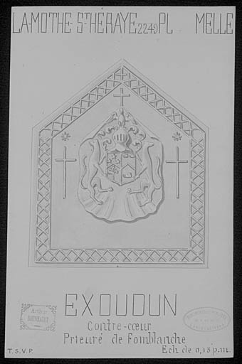 Contre coeur de cheminée avec blason en relief.
