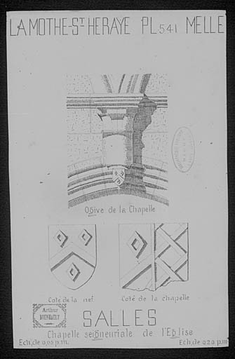 Ogive de la chapelle seigneuriale avec deux blasons sculptés.