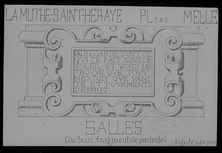 Fragment de piédestal avec inscription.