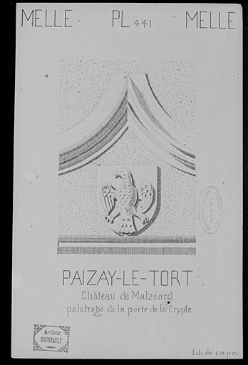 Linteau de la porte de la crypte avec blason sculpté.