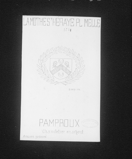 Blason gravé sur un chandelier en argent.