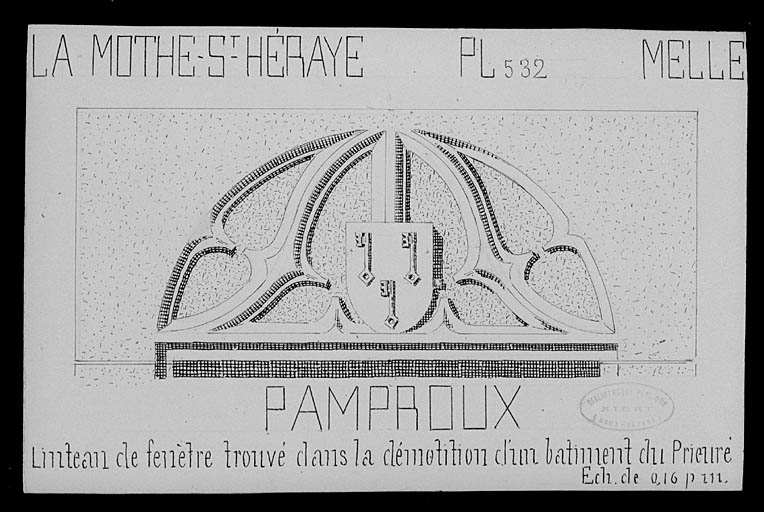 Linteau de fenêtre avec blason sculpté.