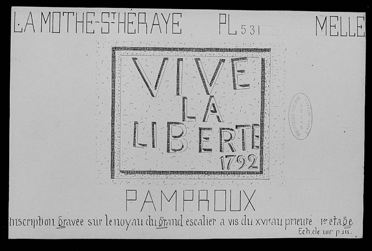 Inscription datée et gravée sur le noyau de l'escalier.