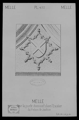 Blason sculpté sur une porte donnant dans l'escalier.
