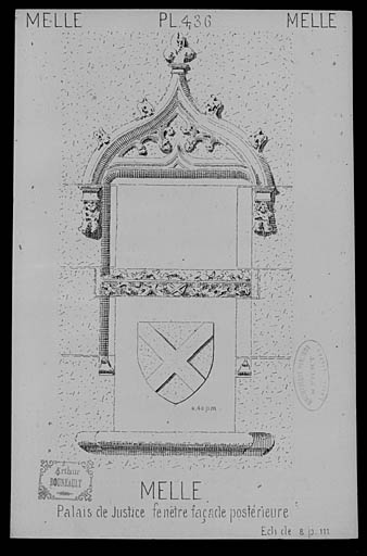 Fenêtre de la façade postérieure avec blason sculpté.