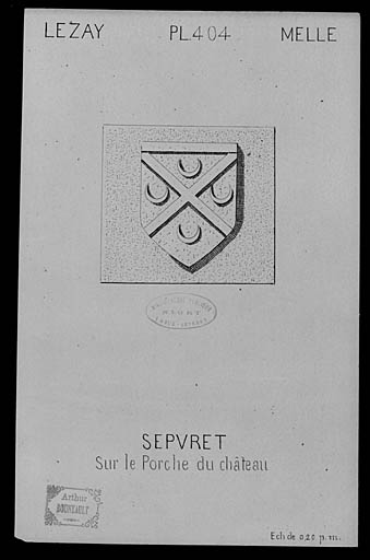 Blason sculpté sur le porche.