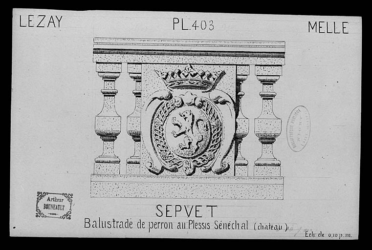 Balustrade de perron avec blason sculpté.