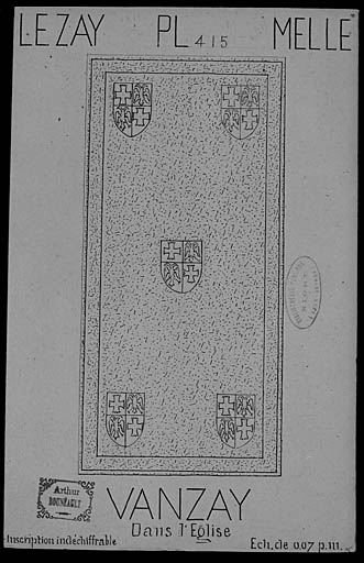 Plate tombe avec épitaphe et blason gravé.