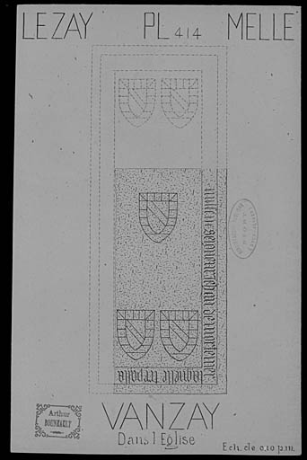 Plate tombe avec épitaphe et blason gravé.