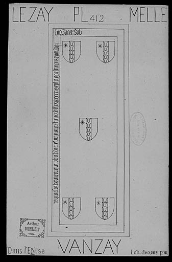 Plate tombe avec cinq blasons gravés.