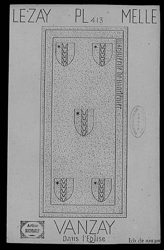 Plate tombe avec cinq blasons gravés et épitaphe.