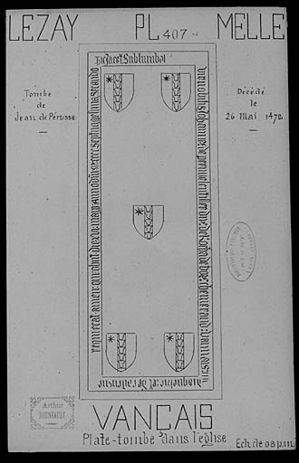 Plate tombe avec épitaphe et cinq blasons gravés (1472).