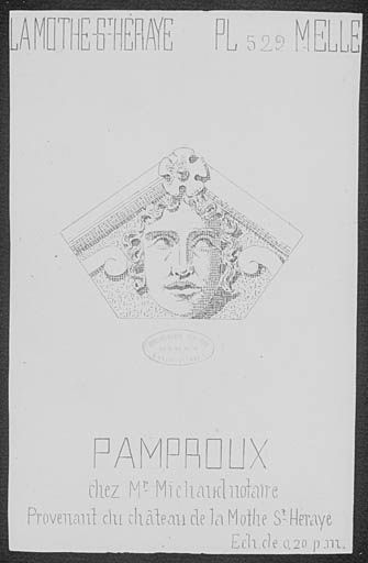 Tête sculptée sur une pierre provenant du château.