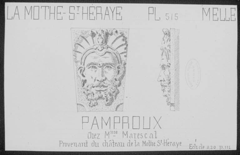 Tête sculptée sur une pierre provenant du château.