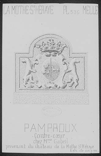 Contre coeur de cheminée avec blason en relief.