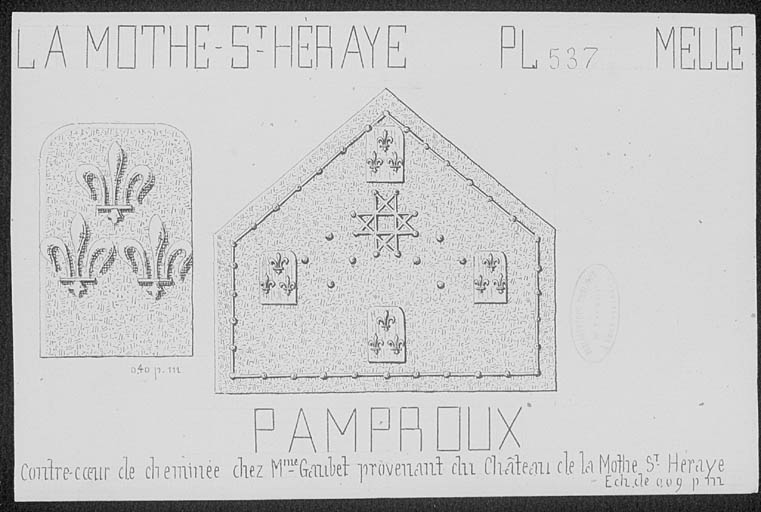 Contre coeur de cheminée avec blason en relief.