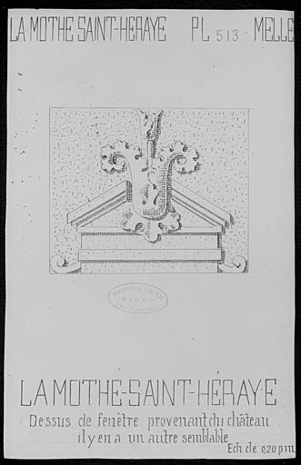 Dessus de fenêtre sculpté.