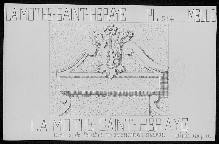 Dessus de fenêtre sculpté.