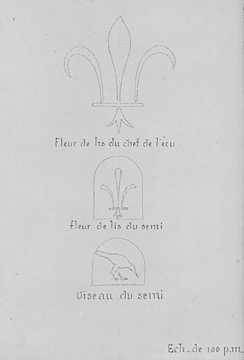 Contre coeur de cheminée avec blason en relief.