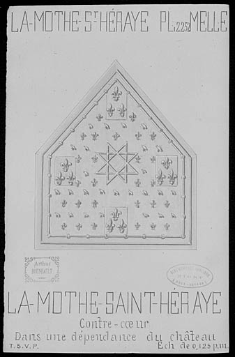 Contre coeur de cheminée avec blason en relief.