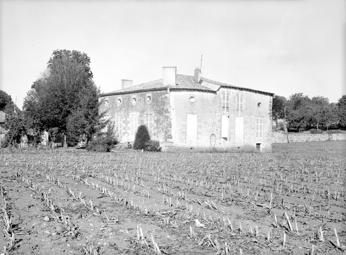 Logis, aile est vue depuis le sud-est.