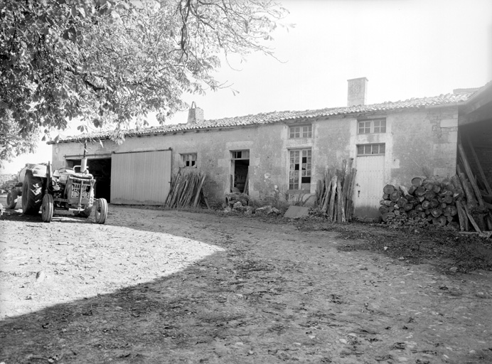 Communs au sud, élévation sur cour.