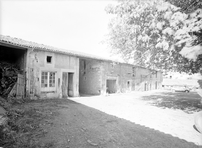 Dépendances ouest, élévation est sur cour.