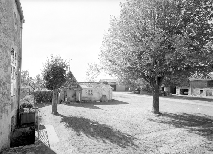 Puits, buanderie et dépendances vus depuis le nord-est.