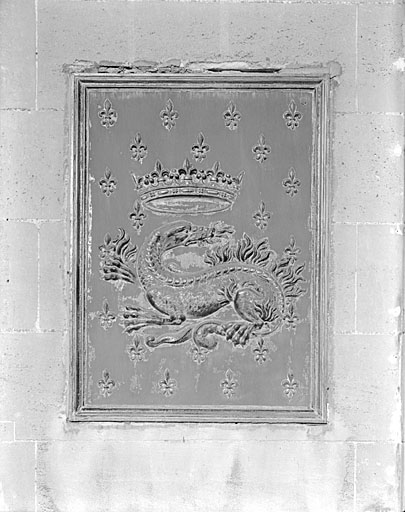 Panneau décoratif sur la façade de la maison.