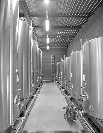 Cuviers de stockage d'eaux de vie, en inox.