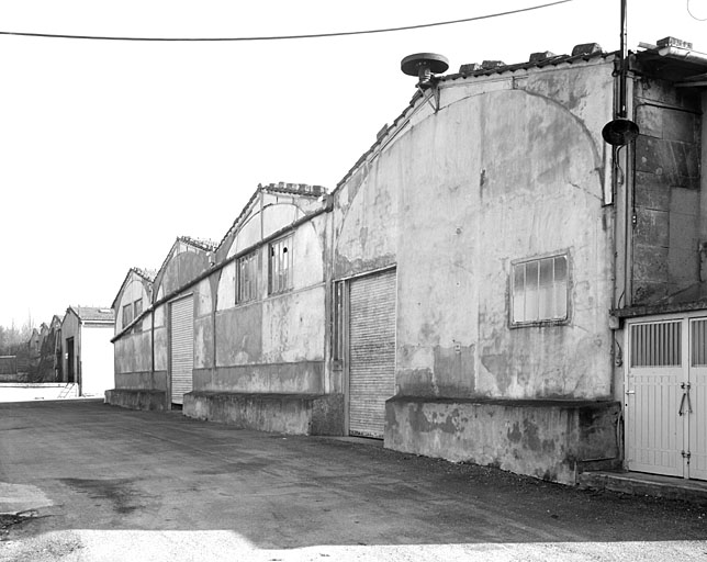Les anciens bâtiments de fabrication de la verrerie, extérieur.