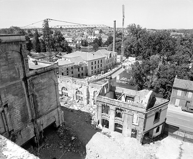 Les anciens moulins sur la Charente, vue de la terrasse de la brasserie.