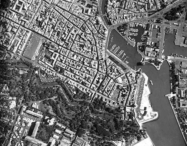 Vue aérienne verticale.