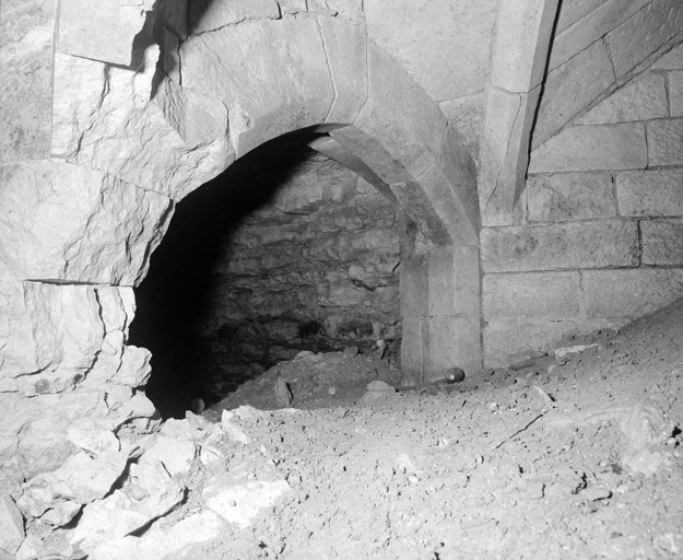 Sous-sol, entrée de la cave de droite.