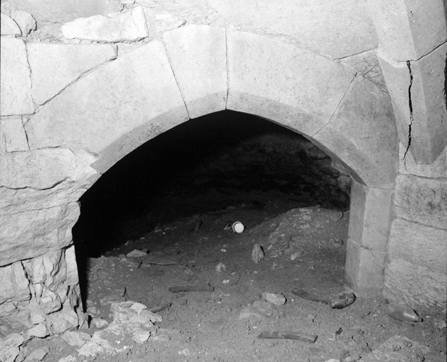 Sous-sol, entrée de la cave de droite.