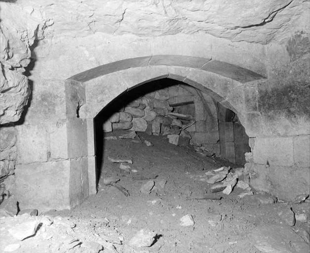 Sous-sol, revers de l'entrée de la cave de droite.