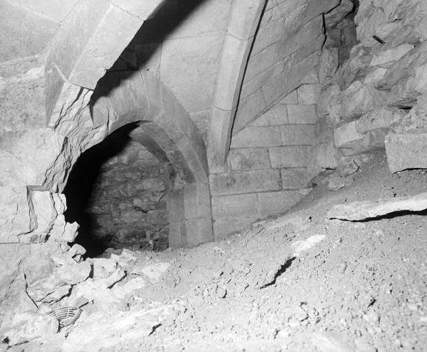 Sous-sol, entrée de la cave de droite et couvrement de l'ancien escalier.
