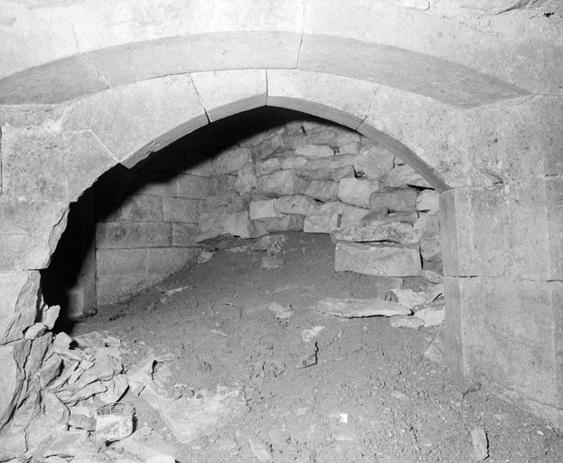 Sous-sol, revers de l'entrée de la cave de gauche.