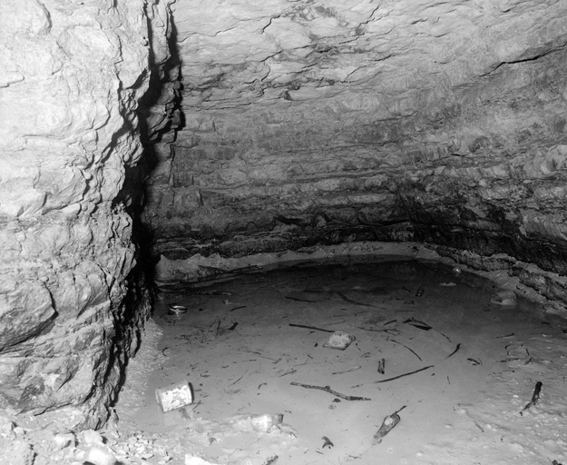 Sous-sol, cave de droite.