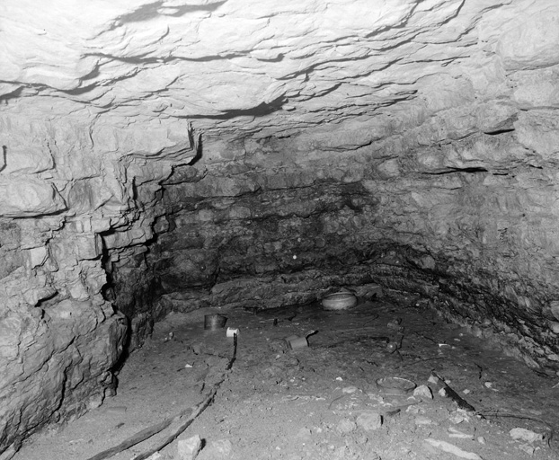 Sous-sol, cave de gauche.