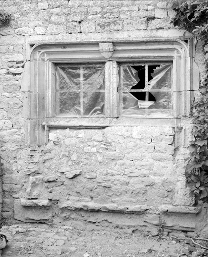 Ancien logis, façade sud est, fenêtre centrale.