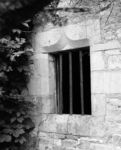 Ancien logis, façade sud est, fenêtre de gauche au 1er niveau.