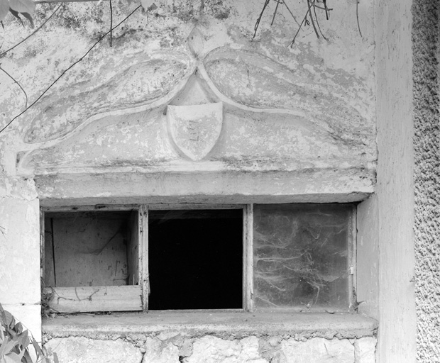 Ancien logis, élévation nord-est, porte murée, détail.