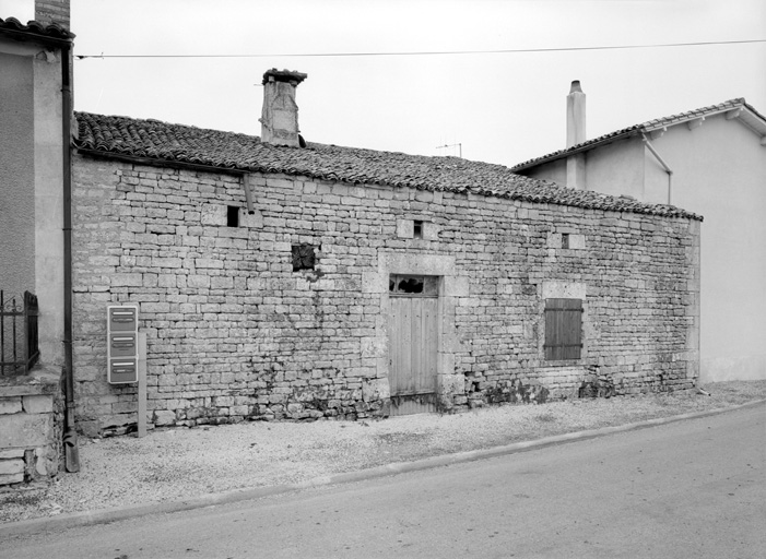 Ancien logis, élévation nord-ouest sur route.
