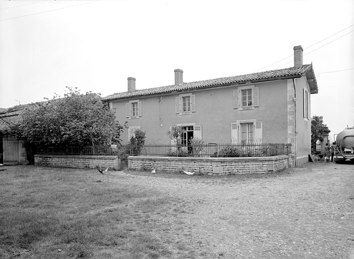 Logis actuel, élévations nord est et sud est sur cour.