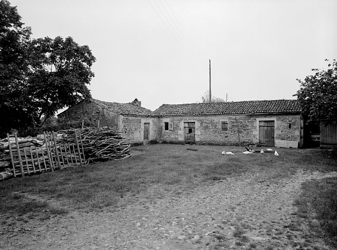 Dépendances à l'angle sud de la cour.